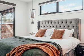 4 bedrooms, iron/ironing board, internet, bed sheets - Hobart Luxury Getaway: Stunning Home with Mountain & Water (Sorell)