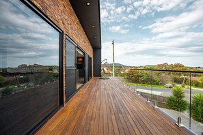 Terrace/patio - Hobart Luxury Getaway: Stunning Home with Mountain & Water (Sorell)