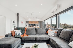 TV, fireplace, table tennis - Hobart Luxury Getaway: Stunning Home with Mountain & Water (Sorell)