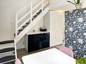 Ein modernes Interieur mit einer Treppe, einer Küchenzeile und einem Essbereich.