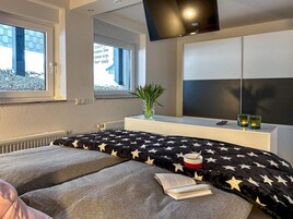 1 habitación, muebles diferentes y ropa de cama 