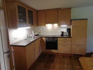 House | Private kitchen | Oven, electric kettle, toaster - Holiday Apartment Hanal-hof (Lenggries)