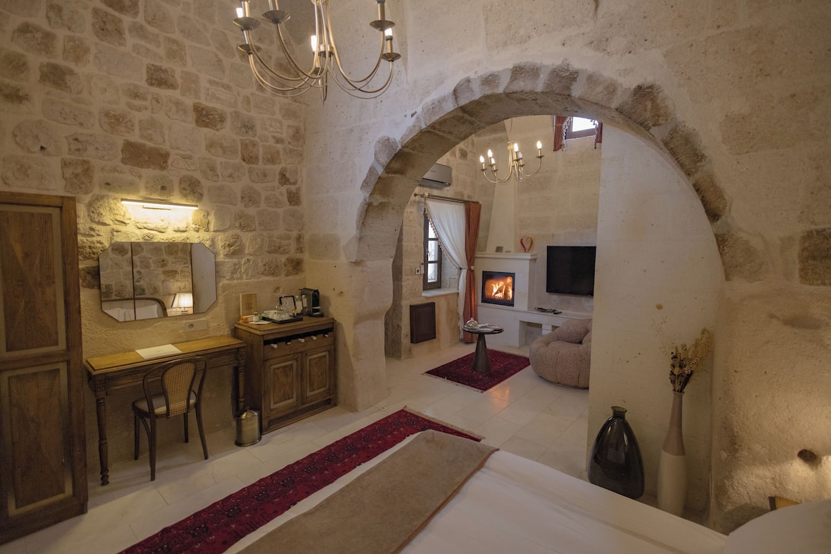 VR101 Heritage Junior Suite | Premium bedding, memory-foam beds, minibar, in-room safe