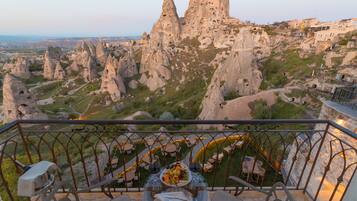 VR204 Stone Arched Private Suite | Balkon