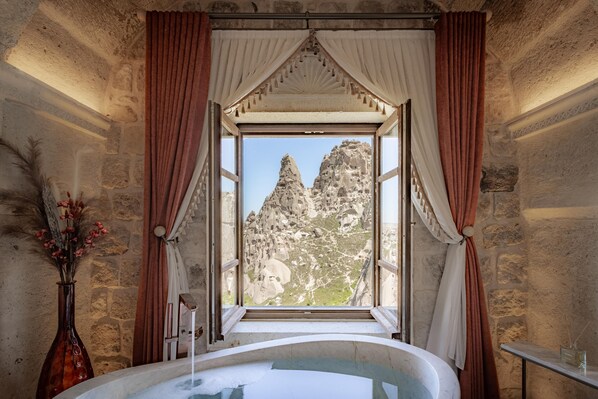 Premium bedding, memory-foam beds, minibar, in-room safe - Via Regia Hotel Cappadocia (Uchisar)