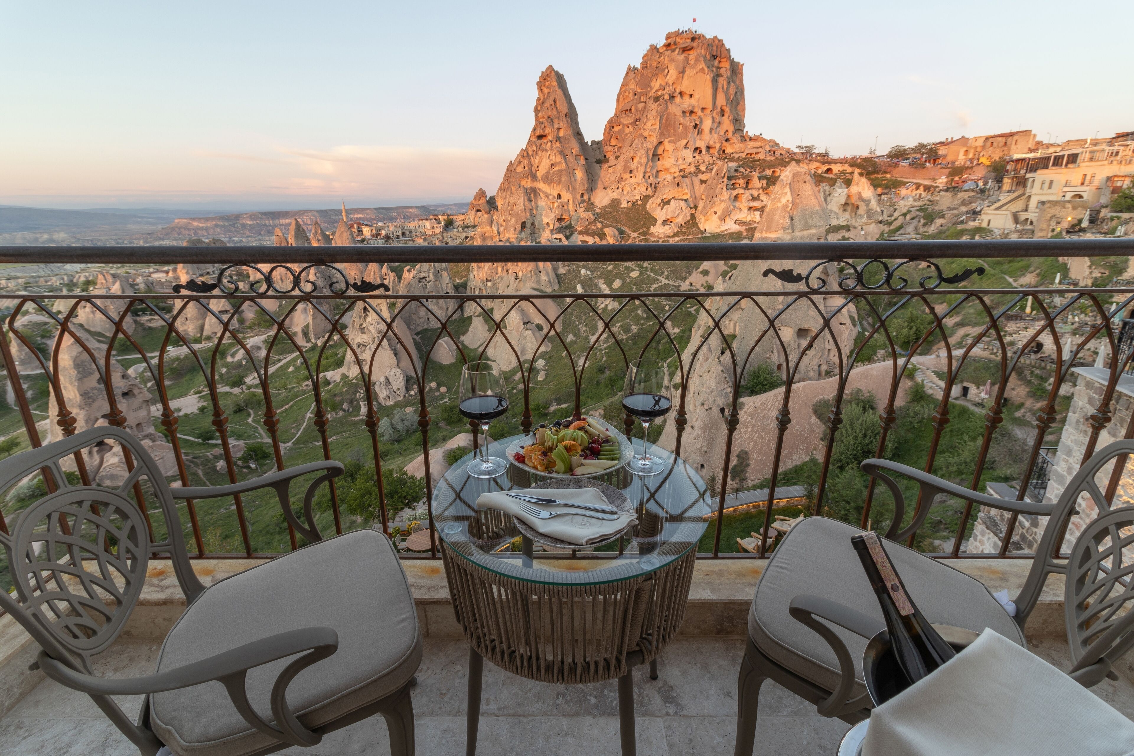 VR203 Stone Arched Honeymoon Suite | Sengetøy av topp kvalitet, memory foam-senger, minibar og safe på rommet