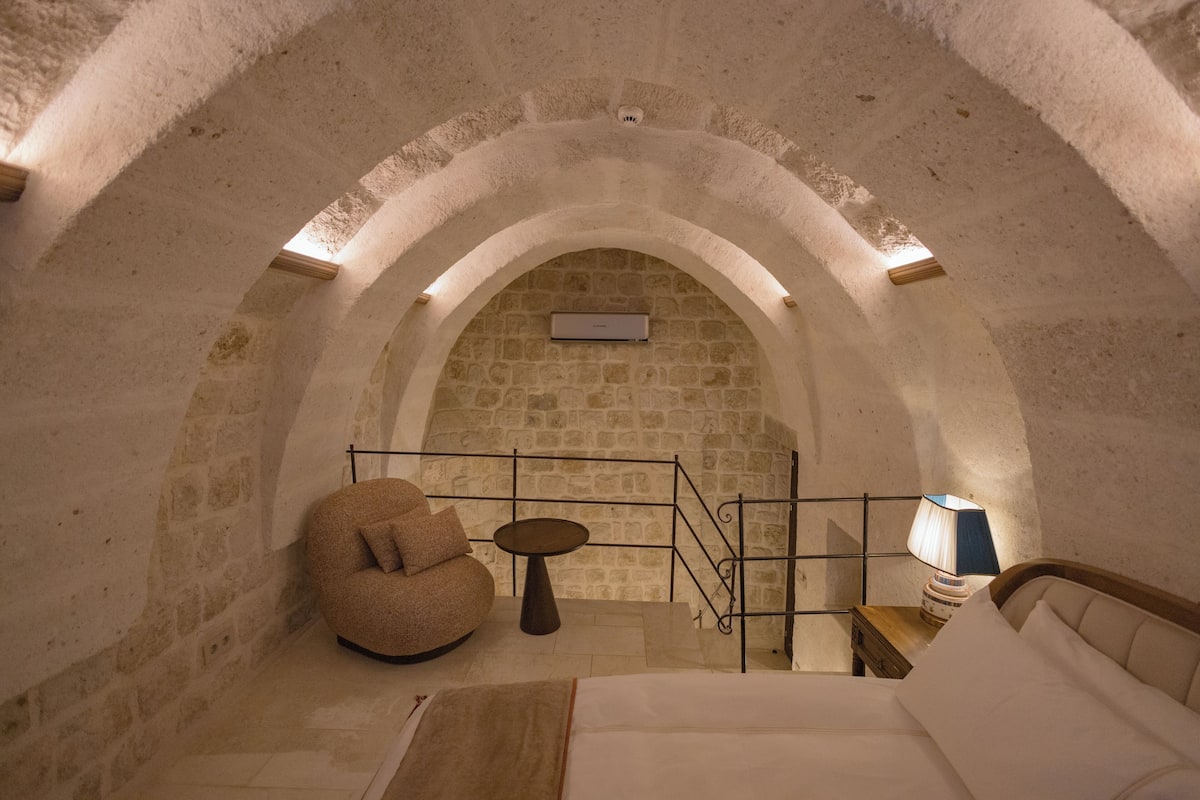 VR102 Heritage Loft | Premium bedding, memory-foam beds, minibar, in-room safe