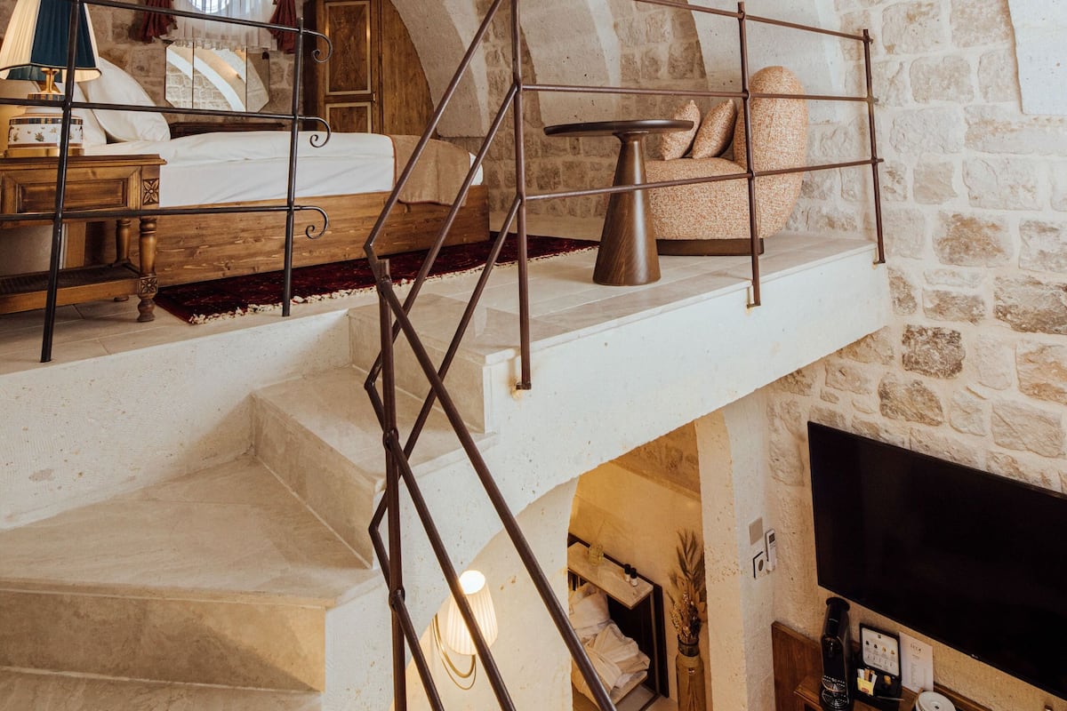 VR102 Heritage Loft | 1 bedroom, premium bedding, memory-foam beds, minibar