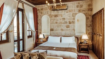 VR203 Stone Arched Honeymoon Suite | 1 多间卧室、高档床上用品、记忆海绵床垫、迷你吧