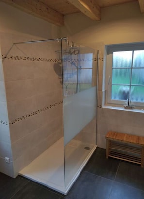 Apartamento | Banheiro | Secador de cabelo, toalhas de banho, papel higiênico 