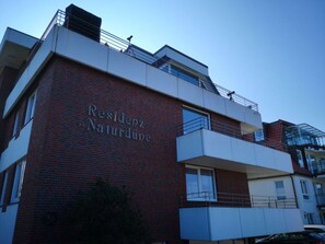 Un edificio moderno con un cartel que dice "Residenz Naturdune".