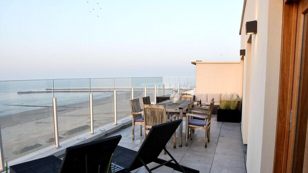 A balcony with a view of the sea, furnished with chairs and a table. - Attic Apartment Nieuwpoort With Coastal Views (Nieuwpoort)