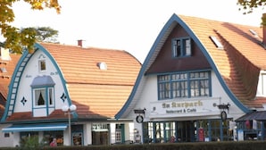 En traditionel europæisk bygning med café og restaurant ved navn "Im Surpark".