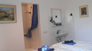 House | 6 bedrooms, individually furnished, iron/ironing board