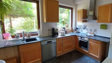 House | Private kitchen | Oven, electric kettle, toaster, highchair