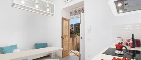 Kühlschrank, Herdplatte, Kochgeschirr/Geschirr/Besteck