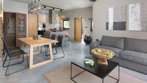 Un espace de vie moderne comprenant un coin repas, une cuisine et un coin salon.
