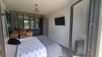 2 slaapkamers, een strijkplank/strijkijzer, reisbedje, beddengoed