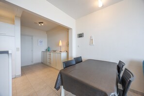 Apartment | Dining - Apartment With 1 Bedroom and Direct sea View (Middelkerke)