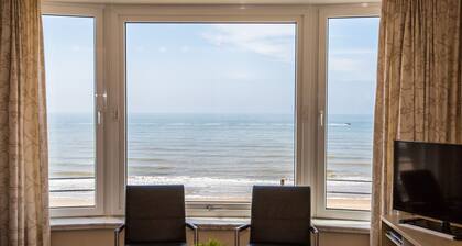 Apartment With Frontal Sea-views