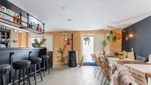Et moderne køkken med barområde, trædetaljer og en central ø.