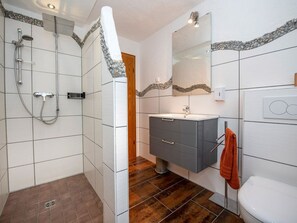 Apartment | Bathroom | Towels - Tranquil Apartment in Zell-kaimt (Zell (Mosel))