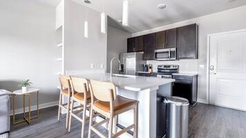 Réfrigérateur, tables à manger