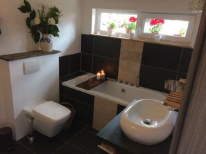 Apartment | Bathroom | Bathtub, towels - Holiday Apartment Wellness & Relaxation (Wunsiedel)