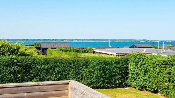 Zona residencial con vistas a un lago y colinas distantes.