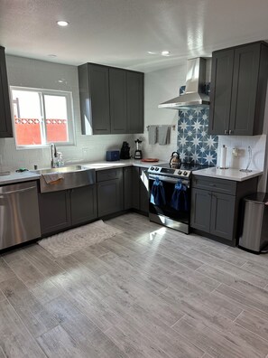 Refrigerador, microondas, horno y parrilla de estufa 