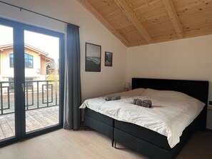 2 عدّة غرف نوم وطراز فريد لكل وحدة وملاءات أسرّة