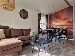 Chalet | Living room - Cozy Chalet With Spacious Garden on a Holiday Park (Hippolytushoef)