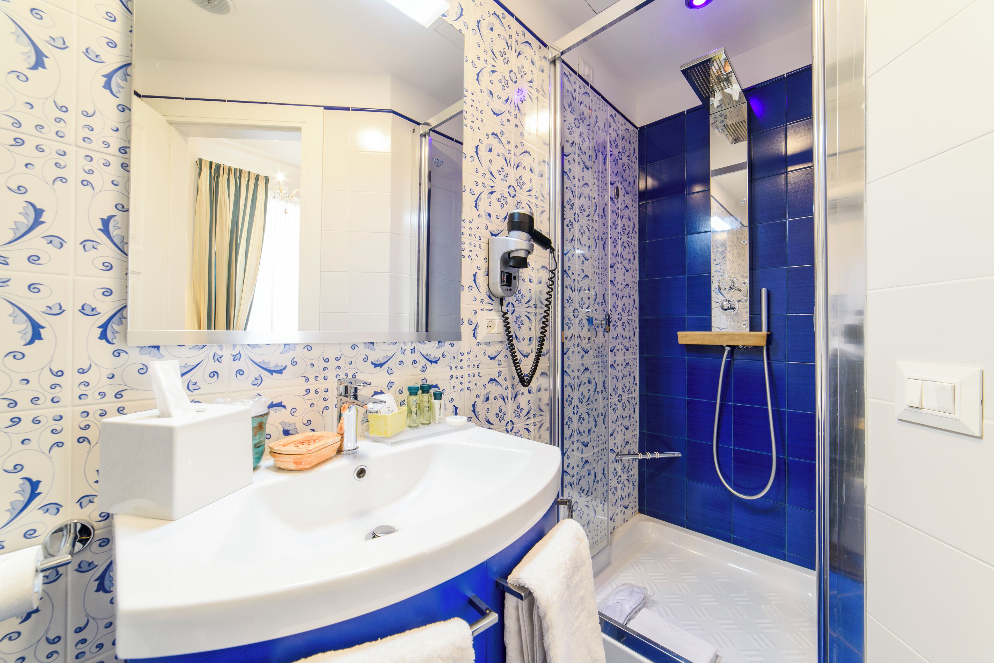 Standardzimmer (Ground Floor) | Badezimmer | Dusche, Hydromassagedusche, Haartrockner, Hausschuhe