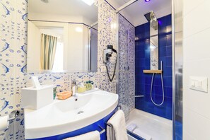 Standardzimmer (Ground Floor) | Badezimmer | Dusche, Hydromassagedusche, Haartrockner, Hausschuhe