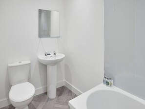 Apartment | Bathroom - Apartment 5 in Loftus (Saltburn-by-the-Sea)