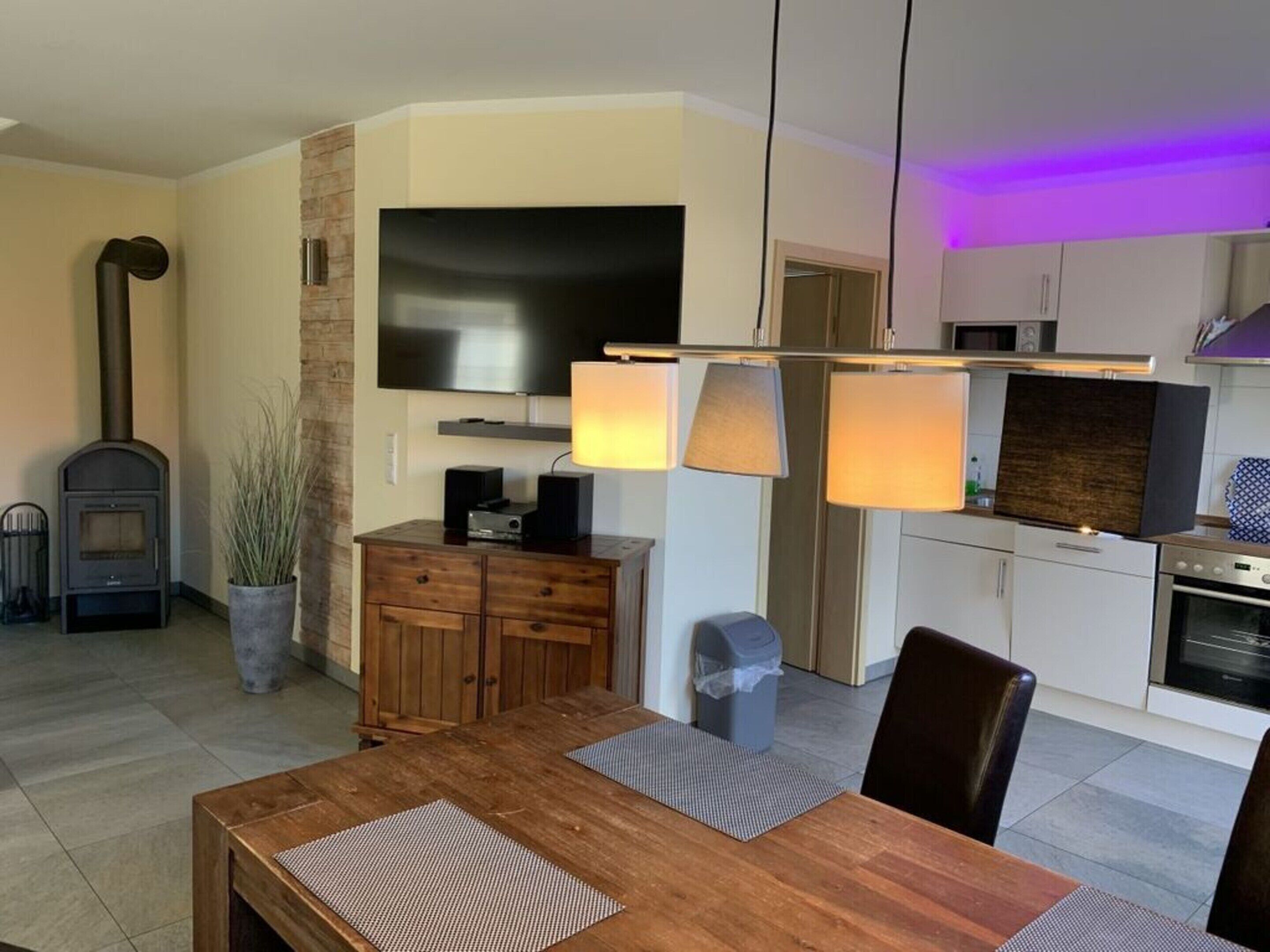 Appartement | Privékeuken | Een oven, een waterkoker, een broodrooster, een kinderstoel