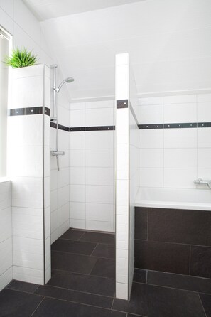 House | Bathroom | Bathtub - Beautiful Holiday Home With hot tub (Losser)
