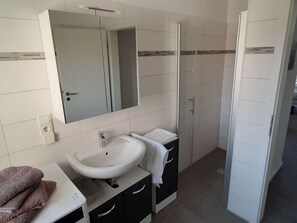 House | Bathroom - Claudia Modern Retreat (Wittmund)