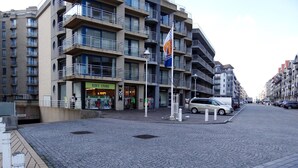 Un immeuble à plusieurs étages dont le rez-de-chaussée abrite un magasin pour enfants.