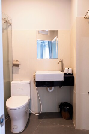 Shower, rainfall showerhead, designer toiletries, hair dryer - Cosmos Hotel Nha Trang (Nha Trang)