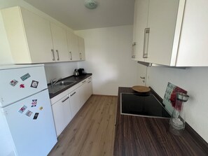 Fridge, microwave, oven, stovetop - Helle, Moderne Wohnung im Grünen (Kürten)