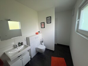 Ilmaiset hygieniatuotteet, hiustenkuivaaja, pyyhkeet, saippua