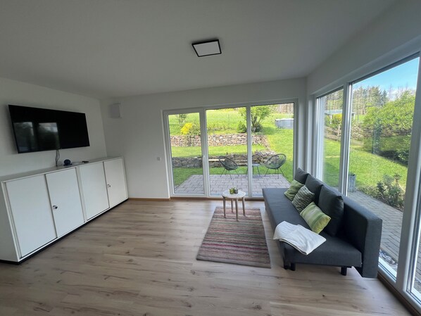 Älytelevisio, kirjoja, tietokoneen näyttö