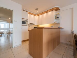 Apartment | Private kitchen | Microwave, electric kettle - Apartment in Nieuwpoort by the Seafront (Koksijde)