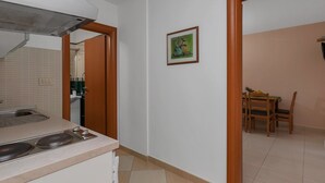 Apartemen | Dapur pribadi | Mesin pembuat kopi/teh, lemari es, dan kompor