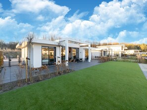 Villa | Exterior - Cozy Villa With Lakeside Views (Zeewolde)