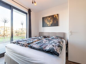 4 bedrooms, individually furnished, bed sheets - Cozy Villa With Lakeside Views (Zeewolde)