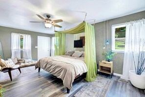 3 bedrooms, desk, iron/ironing board, travel cot - #BohoSleek: King Bed w/ Spa Shower & Park Views- Near Downtown & Top Golf & BJCC (Birmingham)
