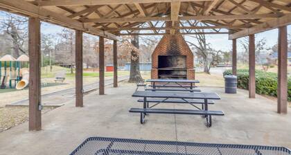 #BohoSleek: King Bed w/ Spa Shower & Park Views- Near Downtown & Top Golf & BJCC