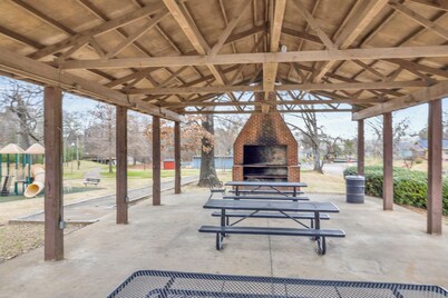 #BohoSleek: King Bed w/ Spa Shower & Park Views- Near Downtown & Top Golf & BJCC